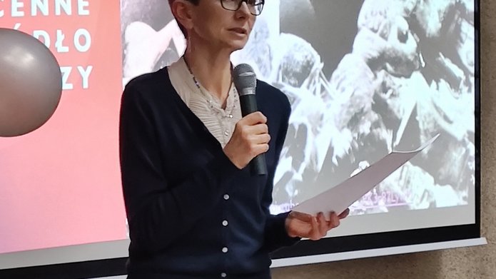 prof. anna kacperczyk prowadzi wykład w BUŁ